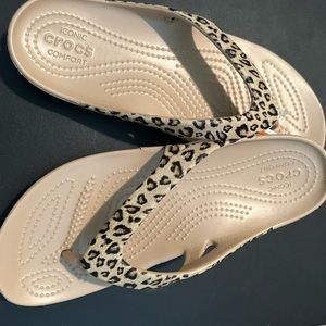 Crocs Kadee ll leopard/gold flip flops